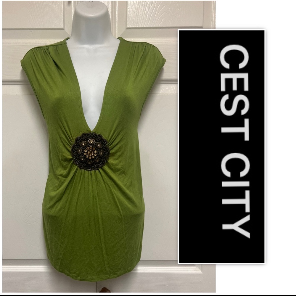 CEST CITY OLIVE V NECK TOP WITH CENTER MEDALLION